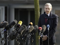 Assange riceve un premio per i diritti umani