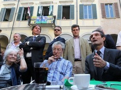 Aperitivo con Bossi a Varese E arrivano le bellezze del Pdl