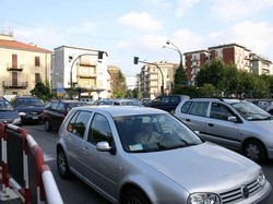 Nuova mazzata sulle auto L’imposta sale sino all’80%