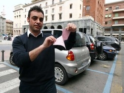 Varese, candidato sindaco straccia la multa in pubblico