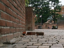 I cittadini e i negozianti dopo lo sparo in piazza