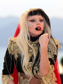 &laquo;Donne con i politici? Fanno bene…&raquo; &nbsp;Lady Gaga allude agli scandali politici