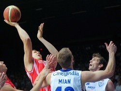 Varese perde ma &egrave; ancora viva Derby deciso da uno strano fischio