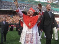 Il cardinale Tettamanzi  parla a 50 mila cresimandi