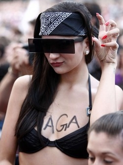 Lady Gaga veste Versace, ma il decollet&eacute; fa le “grinze”