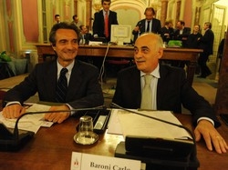 Primo consiglio, eletto Puricelli(Pdl) Striscione in aula, fiori alle donne