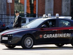 Rapina fuori dalla discoteca Sfregiano il volto a un ventenne