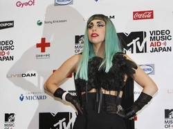 Lady Gaga invita i turisti a tornare in Giappone