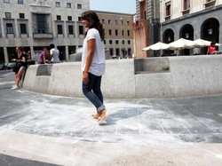 Varese, macchia d’olio in piazza Donna ferita: “Cosa gravissima”