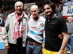 Palloncini e fiori bianchi per l’addio al “grande Fabio”