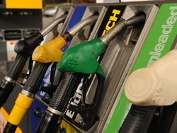 Benzina, lo sconto non basta In Ticino il pieno ora &egrave; meno caro