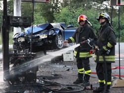 Ferrari contro distributore di benzina Fiamme e terrore: GUARDA IL VIDEO