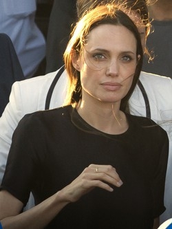 Angelina: cura i poveri ma &egrave; l’attrice pi&ugrave; ricca