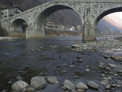 Carrozzina sfugge alla mamma Due neonate volano nel fiume