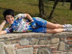 “We love you” dolce Carly &nbsp;Il dolore degli amici della ciclista
