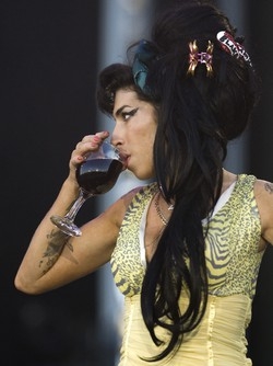 Amy Winehouse in crisi totale Non abbandona la bottiglia