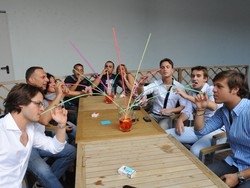 L’aperitivo con gli amici “scalza” ovunque la pizza