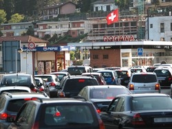 Frontalieri oltre quota 51mila La proposta: stipendi in euro