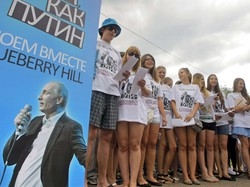 Putin muove la sua “armata rosa”: striptease pubblico per rivincere