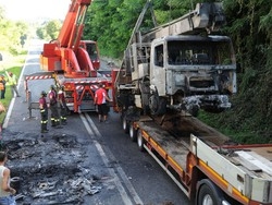 Camion in fiamme in A8 Code all’ingresso di Varese