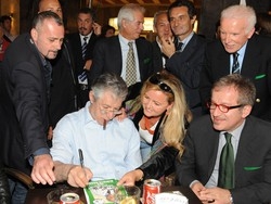 Varese, la Lega brinda in centro con il ministro dell’Interno Maroni
