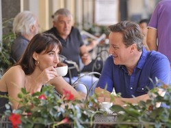 Cameron si serve al bar da solo Lui si vendica: niente mancia