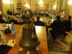 La prof Oprandi bacchetta il Palazzo “Si comportano come al bar sport”