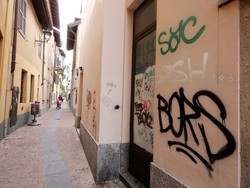 Vomito e graffiti in centro Varese Nel mirino finiscono i giovanissimi