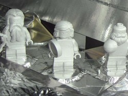 Tre pupazzi della Lego in viaggio verso Giove