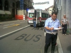 Varese, sotto il bus sulle strisce E un ragazzo finisce in ospedale