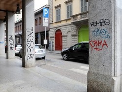 Diverbio in auto, tira fuori il coltello Salvi grazie all’aiuto di un vigilante