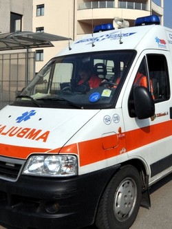 Tragedia in un garage nel Comasco Sedicenne investe e uccide nonna