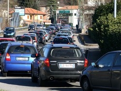 Altissima tensione al confine “Italiani pedinati nelle banche”