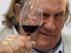 Depardieu ubriaco e incontenibile Fa pip&igrave; sul pavimento di un aereo