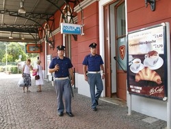 Varese, gli accattoni non mollano Minacciano chi &eacute; in coda