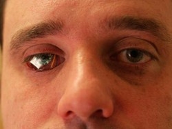 Un regista che &egrave; quasi-cyborg Ha una telecamera nell’occhio