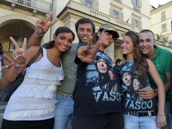 Fans di Vasco compatti Tutti al raduno a Zocca