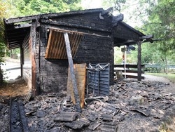 Varese, incendio doloso al bar dei giardini estensi