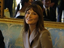 Carla Bruni: mai il beb&egrave; in pasto al pubblico