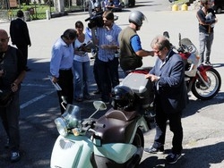 COPIA DI Blitz di Maroni alle pipe da record Poi il ministro torna a casa in moto