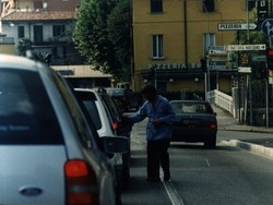 Varese, indicano il parcheggio e pretendono pure la mancia