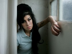 Winehouse, il 28&deg; compleanno Duetto con Bennet e Fondazione