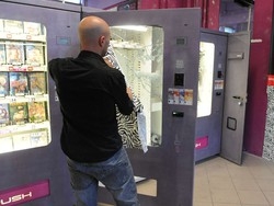 Il sexy shop si incastra Lui lo sfascia a martellate