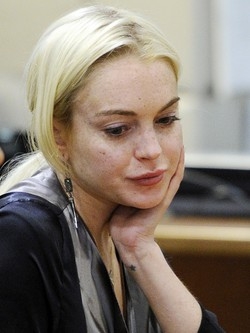Lohan diventa “brava ragazza” “Parlano di me? Falso il 99%”