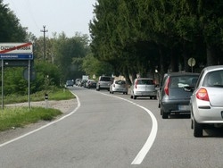 L’abbraccio manda in tilt il traffico Auto a passo d’uomo e mille in corsa