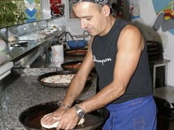 Il pizzaiolo come gli infermieri &laquo;Chiudo tutto, vado in Svizzera&raquo;