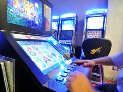 Varese, troppi “clienti” alle slot E l’azzardo diventa una malattia
