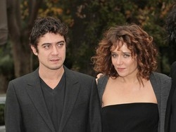 Scamarcio bacia un’altra “Ma quali corna, &egrave; solo lavoro”