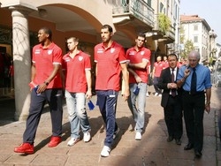 I giganti della Pallacanestro Varese sfilano in&nbsp;centro tra gli applausi