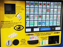 A Londra &egrave; lotta al fumo Vietati i distributori di sigarette